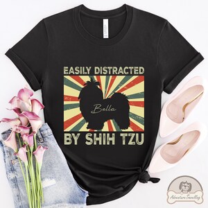 Camicia Shih Tzu personalizzata, Facilmente distratto, Regalo per cani Shih Tzu, Mamma cane Shih Tzu, Regalo amante Shih Tzu, Regalo mamma Shih Tzu, DG507SHIW01