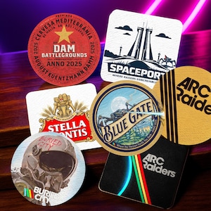 Könnte beinhalten: Eine Sammlung von Getränkeuntersetzern mit verschiedenen Designs und Texten. Die Untersetzer zeigen Grafiken und Texte wie "DAM Battlegrounds", "Spaceport", "Stella Antis", "Blue Gate", "Buried City" und "ARC Raiders". Die Untersetzer haben verschiedene Formen.