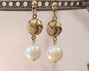 Vtg Golden Knot Pearl Earrings Gold Tone Pierced – P105