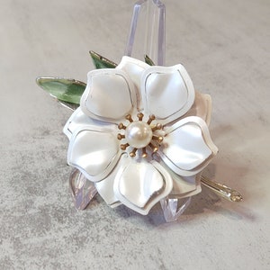 White ENAMEL FLOWER Vintage Pin Brooch Flower Power Collectable - Lot F12