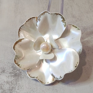 White ENAMEL FLOWER Vintage Pin Brooch Flower Power Collectable - Lot F7