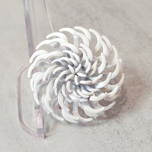 White ENAMEL FLOWER Vintage Pin Brooch Flower Power Collectable - Lot F10