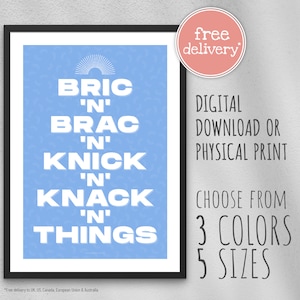 Könnte beinhalten: Ein hellblaues, druckbares Poster mit dem Text "BRIC 'N' BRAC 'N' KNICK 'N' KNACK 'N' THINGS" in Weiß. Das Poster ist in Schwarz gerahmt und hat oben ein weißes Sonnenstrahlen-Design.