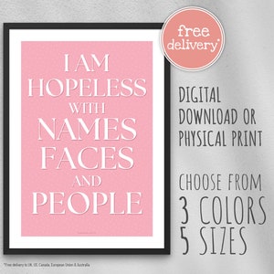 Könnte beinhalten: Rosa bedruckbarer Wandkunst mit dem Text "Ich bin hoffnungslos mit Namen, Gesichtern und Menschen".