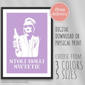 Puede incluir: Una impresión digital con una ilustración estilizada de una mujer sosteniendo una botella de licor y un cigarrillo. El fondo es de color morado claro con un patrón repetitivo de estrellas. El texto "Stoli-Bolli Sweetie" está impreso debajo de la ilustración.