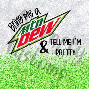 以下が含まれることがあります： 緑と白のキラキラした背景に、黒い文字で「Bring me a Mountain Dew & tell me I'm pretty」と書かれています。
