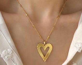Collana con cuore dorato massiccio, ciondolo romantico oversize su catena a maglie piatte, gioiello a strati di grande effetto, perfetto come regalo per la festa della mamma.