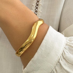 Wavy gold cuff bracelet, Chunky Gold Bracelet, Irregular open bangle bracelet, Sturdy Abstract cuff bracelet, Rock style adjustable bracelet