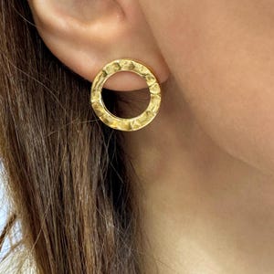 Chunky Kreis Gold Ohrstecker, trendige geometrische Ohrstecker, gehämmert Textur, Boho Style Schmuck