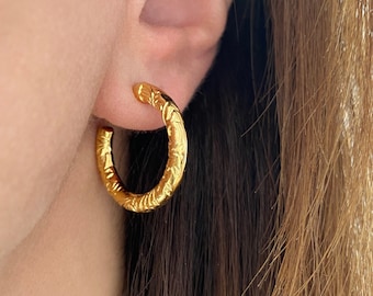 Pendientes de aro gruesos de oro, joyas texturizadas de estilo bohemio, aros de estilo rockero