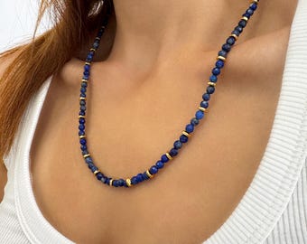 Collana con pietra preziosa di lapislazzuli, delicato gioiello minimalista in oro, girocollo con perline di pietra blu