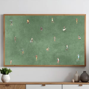 Puede incluir: Una impresión enmarcada que representa un campo de golf verde con pequeñas figuras de golfistas. La obra de arte está en un marco de madera y cuelga de una pared blanca sobre un mueble de madera. Los golfistas visten varios atuendos.