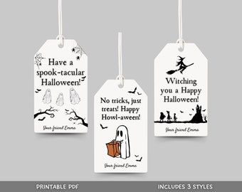 Op de afbeelding: Drie printbare Halloween-cadeauetiketten met zwart-wit illustraties. De eerste tag toont drie geesten en de tekst "Have a spook-tacular Halloween!" De tweede tag toont een geest die een zak met snoepjes vasthoudt en de tekst "No tricks, just treats! Happy Howl-aween!" De derde tag toont een heks die op een bezem vliegt en de tekst "Witching you a Happy Halloween!" Alle drie de tags bevatten de tekst "Your friend Emma".