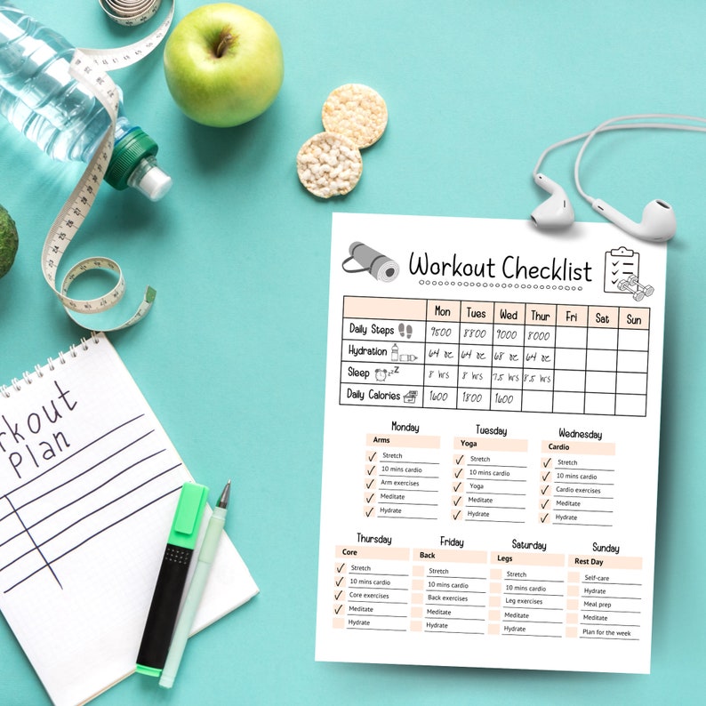 Puede incluir: Una lista de verificaci&oacute;n de entrenamiento imprimible con un fondo marr&oacute;n claro y texto negro. La lista de verificaci&oacute;n incluye pasos diarios, hidrataci&oacute;n, sue&ntilde;o, calor&iacute;as diarias y un horario de entrenamiento para cada d&iacute;a de la semana. El horario de entrenamiento incluye brazos, yoga, cardio, n&uacute;cleo, espalda, piernas y d&iacute;a de descanso.