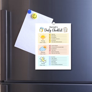 Puede incluir: Una lista de verificaci&oacute;n colorida para ni&ntilde;os con un gr&aacute;fico de sol, luna y reloj. La lista de verificaci&oacute;n se titula "La lista de verificaci&oacute;n diaria de Hannah" e incluye tareas para la ma&ntilde;ana, la tarde y la noche.