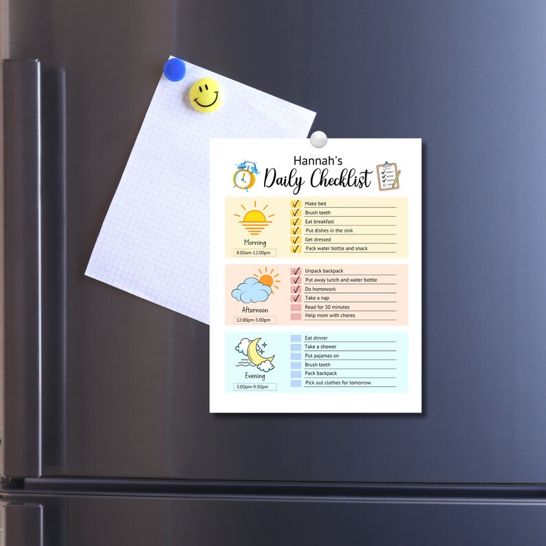 Puede incluir: Una lista de verificaci&oacute;n colorida para ni&ntilde;os con un gr&aacute;fico de sol, luna y reloj. La lista de verificaci&oacute;n se titula "La lista de verificaci&oacute;n diaria de Hannah" e incluye tareas para la ma&ntilde;ana, la tarde y la noche.