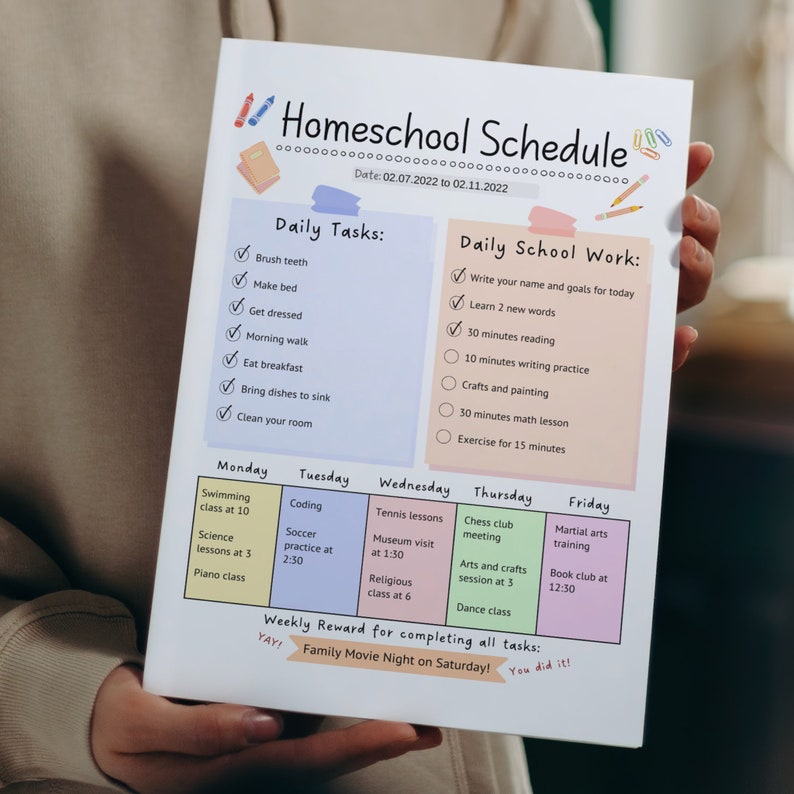 K&ouml;nnte beinhalten: Ein druckbarer Homeschool-Zeitplan mit einem hellblauen und rosafarbenen Farbschema. Der Zeitplan umfasst t&auml;gliche Aufgaben, t&auml;gliche Schularbeiten und eine w&ouml;chentliche Belohnung f&uuml;r die Erledigung aller Aufgaben. Der Zeitplan ist vom 02.07.2022 bis 02.11.2022 datiert.