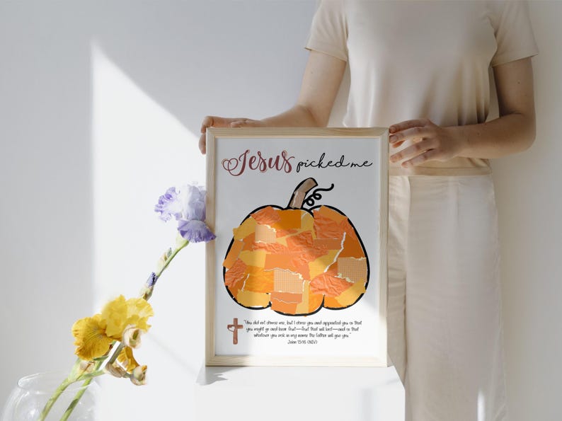 K&ouml;nnte beinhalten: Gerahmtes Kunstwerk mit einer K&uuml;rbis-Collage und dem Text "Jesus picked me". Der K&uuml;rbis besteht aus orangefarbenen und gelben Papierst&uuml;cken. Ein Kreuz und ein Bibelvers befinden sich unten.