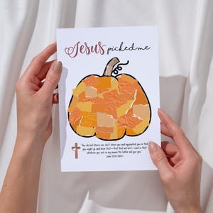 K&ouml;nnte beinhalten: Eine wei&szlig;e Karte mit dem Text "Jesus hat mich erw&auml;hlt" und einer K&uuml;rbisillustration aus orangefarbenem und beigem Papier. Die Karte enth&auml;lt auch einen Bibelvers und ein Kreuzsymbol.