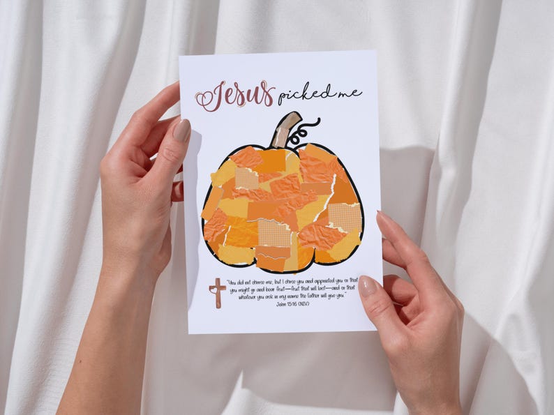 K&ouml;nnte beinhalten: Eine wei&szlig;e Karte mit dem Text "Jesus hat mich erw&auml;hlt" und einer K&uuml;rbisillustration aus orangefarbenem und beigem Papier. Die Karte enth&auml;lt auch einen Bibelvers und ein Kreuzsymbol.
