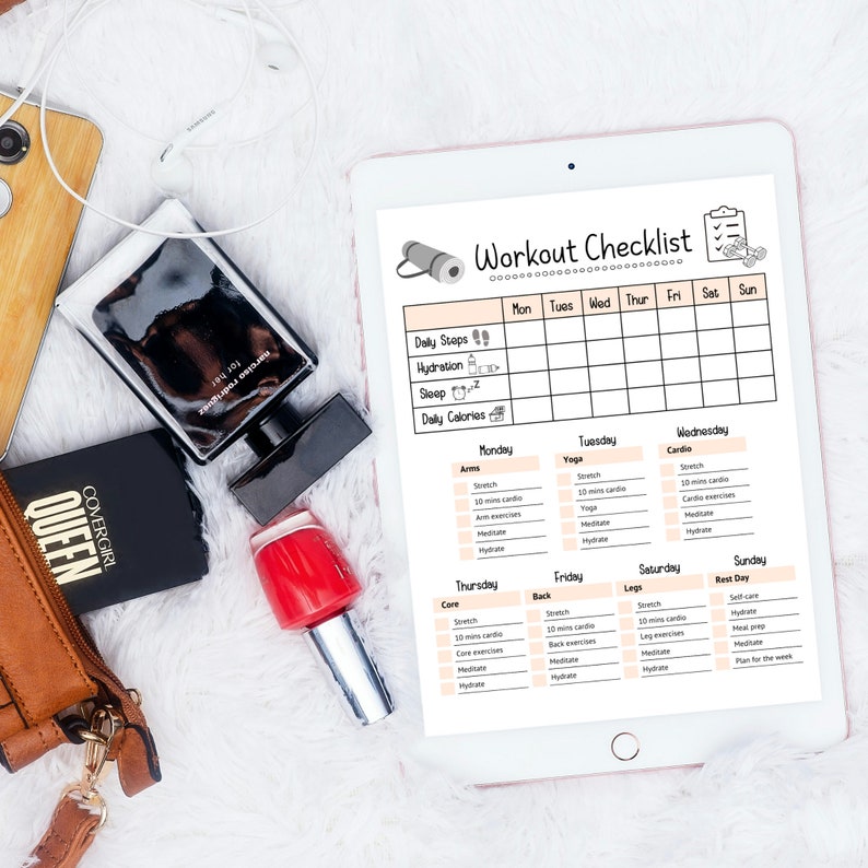 Puede incluir: Una tableta digital blanca con una lista de verificaci&oacute;n de entrenamiento en la pantalla. La lista de verificaci&oacute;n incluye pasos diarios, hidrataci&oacute;n, sue&ntilde;o, calor&iacute;as diarias y un plan de entrenamiento semanal. La tableta est&aacute; sobre una superficie blanca y peluda.