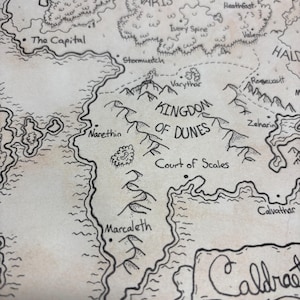 Può includere: Mappa disegnata a mano con elementi geografici, tra cui montagne, fiumi e città. La mappa presenta i testi "Kingdom of Dunes", "Court of Scales" e altri nomi di luoghi. Lo stile ricorda la cartografia fantasy o storica.