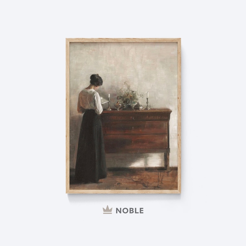 Peut inclure: Une femme v&ecirc;tue d'une blouse blanche et d'une jupe noire se tient devant une commode en bois surmont&eacute;e de deux chandeliers et d'un vase de fleurs.