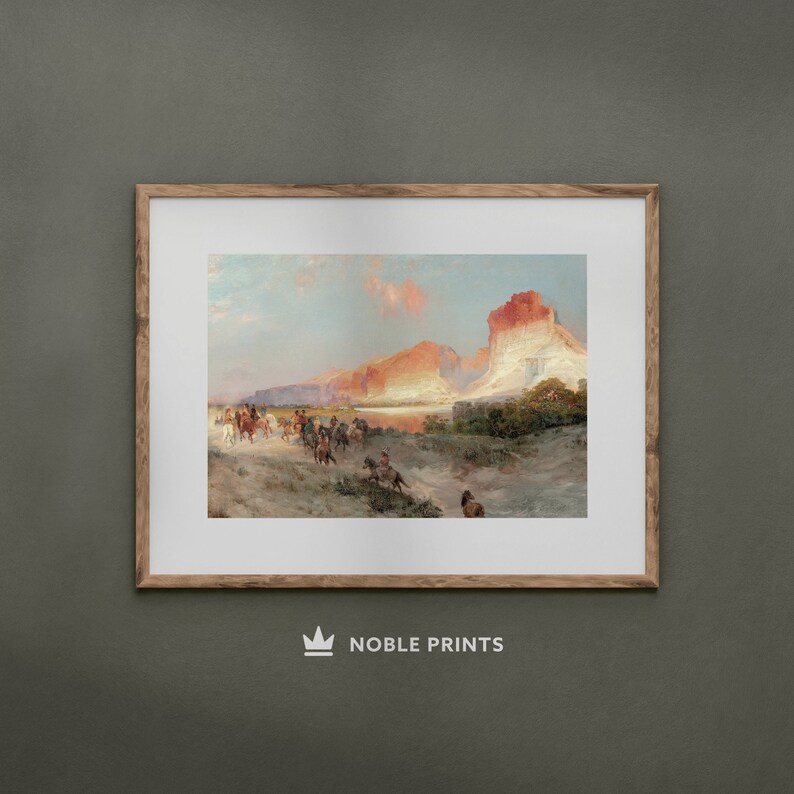 Puede incluir: Una pintura vintage que representa a un grupo de personas a caballo cabalgando por un paisaje des&eacute;rtico. El cielo es de un azul suave con nubes rosadas y naranjas. Las monta&ntilde;as en el fondo son de color marr&oacute;n rojizo.