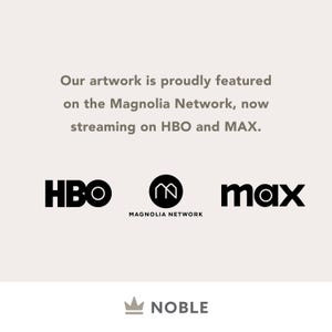 Może przedstawiać: Obraz przedstawia loga HBO, Magnolia Network i MAX, z tekstem informującym, że grafika jest prezentowana w Magnolia Network, transmitowanym na HBO i MAX. Logo Noble znajduje się na dole.