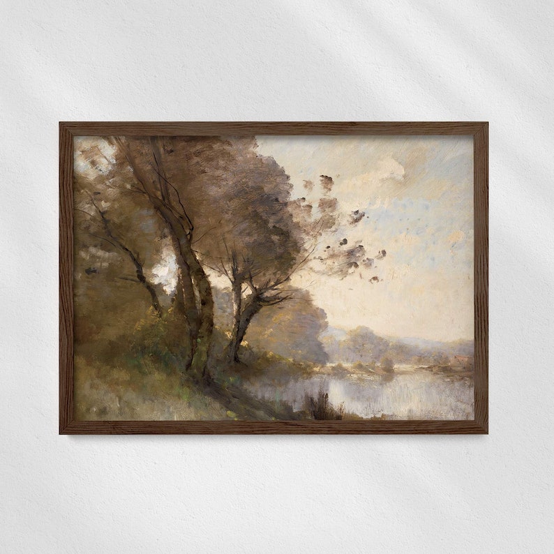 Puede incluir: Pintura de paisaje enmarcada que representa una serena escena junto al agua. La obra presenta &aacute;rboles con follaje marr&oacute;n y gris, una masa de agua y un cielo suave y nublado. El marco es de color marr&oacute;n oscuro.