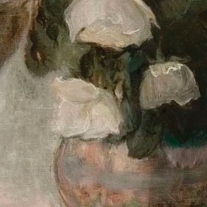 Peut inclure: Un gros plan sur une nature morte repr&eacute;sentant un vase avec des fleurs blanches. Les fleurs sont peintes dans un style doux et impressionniste, avec des coups de pinceau visibles. Le vase est de couleur rose pastel et semble &ecirc;tre en c&eacute;ramique.