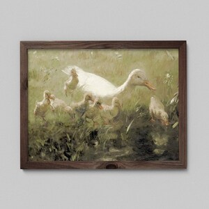 K&ouml;nnte beinhalten: Ein Gem&auml;lde, das eine wei&szlig;e Ente mit einer Gruppe von Entenk&uuml;ken in einem grasbewachsenen Gebiet zeigt. Die Entenk&uuml;ken sind alle zum Betrachter gewandt, w&auml;hrend die Mutterente nach rechts schaut. Das Gem&auml;lde ist in einem realistischen Stil gehalten, mit weichen Farben und Pinselstrichen.