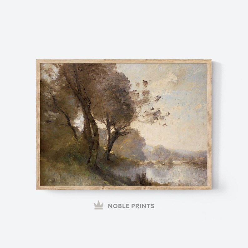 Puede incluir: Una pintura de paisaje enmarcada que presenta una serena escena junto al agua. La obra de arte representa &aacute;rboles con follaje marr&oacute;n y gris, una masa de agua y un cielo nublado. La pintura est&aacute; en un marco de madera, con el texto "NOBLE PRINTS" en la parte inferior.