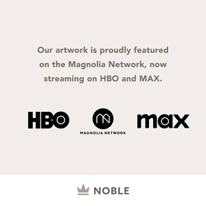 Puede incluir: Nuestra obra de arte se presenta con orgullo en Magnolia Network, ahora transmitida en HBO y MAX. Se muestran los logotipos de HBO, Magnolia Network y MAX. El texto "NOBLE" se muestra debajo de los logotipos.