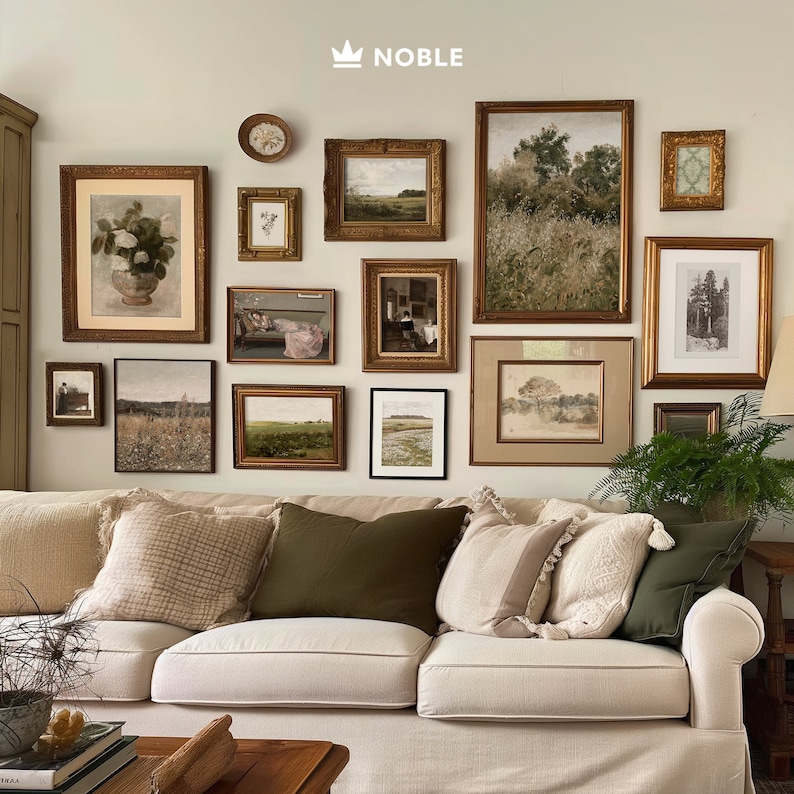 Peut inclure: Un canap&eacute; blanc avec plusieurs coussins dans un salon avec un mur de galerie d'&oelig;uvres d'art encadr&eacute;es. Les &oelig;uvres d'art comprennent des paysages, des natures mortes et des portraits. Le mur est peint d'une couleur beige clair. Le canap&eacute; est recouvert d'un tissu blanc et a une structure en bois. Les coussins sont faits de divers tissus, dont le lin, le coton et le velours. Les &oelig;uvres d'art sont dispos&eacute;es selon un motif sym&eacute;trique, avec la plus grande pi&egrave;ce au centre. Le mur de galerie est une fa&ccedil;on populaire de d&eacute;corer un salon et d'ajouter une touche de personnalit&eacute; &agrave; l'espace.
