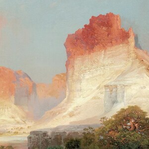Puede incluir: Una pintura de un ca&ntilde;&oacute;n con altos acantilados de roca roja. El cielo es de un azul p&aacute;lido y el sol se est&aacute; poniendo, proyectando un c&aacute;lido resplandor sobre el paisaje.