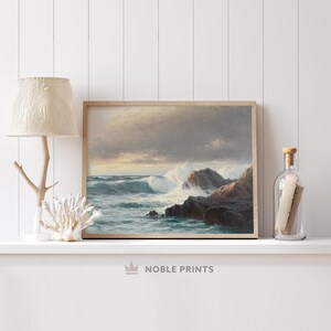 Puede incluir: Una pintura enmarcada de un paisaje mar&iacute;timo con olas rompiendo y acantilados rocosos. El cielo es de un gris apagado con toques de azul y el agua es de un azul verdoso profundo.