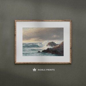 Puede incluir: Una impresi&oacute;n enmarcada de una pintura de paisaje mar&iacute;timo que representa un mar tormentoso con olas rompiendo y acantilados rocosos. El cielo est&aacute; nublado y el agua es de un azul profundo.