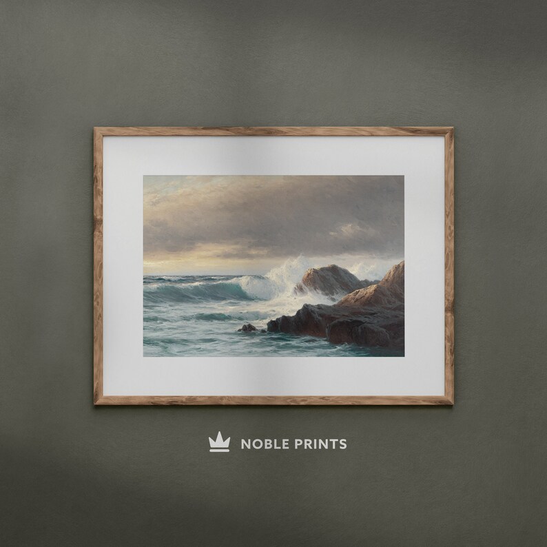 Puede incluir: Una impresi&oacute;n enmarcada de una pintura de paisaje mar&iacute;timo que representa un mar tormentoso con olas rompiendo y acantilados rocosos. El cielo est&aacute; nublado y el agua es de un azul profundo.