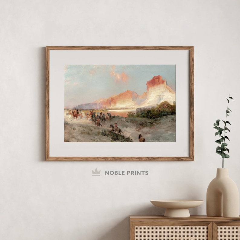Puede incluir: Una pintura vintage que representa a un grupo de personas a caballo cabalgando por un paisaje des&eacute;rtico. La escena se desarrolla con un fondo de imponentes formaciones rocosas rojas y un cielo azul con nubes blancas esponjosas. La pintura est&aacute; enmarcada en un sencillo marco de madera.