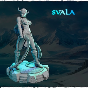 Puede incluir: Una figura blanca impresa en 3D de una guerrera con cuernos, que lleva un atuendo de cuero y sostiene un látigo. La figura está de pie sobre una base circular con runas inscritas en ella. El fondo es un paisaje montañoso nevado con un lago en primer plano. El texto "SVALA" se muestra en letras azules en la esquina superior derecha de la imagen.