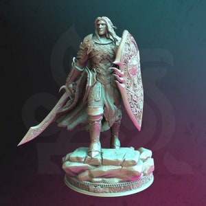 Könnte beinhalten: Eine detaillierte Miniaturfigur eines Kriegers in einer modellierten Pose, der ein Schwert und einen Schild hält. Der Krieger trägt eine Rüstung mit aufwendigen Details und einen fließenden Umhang. Die Figur steht auf einem felsigen Sockel.