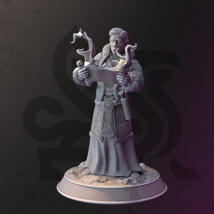 Puede incluir: Una figura detallada de una persona con una capa forrada de piel y un rollo en la mano, impresa en 3D en gris. La persona está de pie sobre una base redonda.