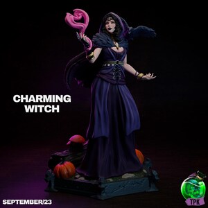 Peut inclure: Une figurine de sorcière aux cheveux noirs tenant un effet magique rose dans sa main, vêtue d'une robe noire et violette avec un corbeau sur son épaule. La figurine est posée sur un socle avec des citrouilles et des champignons. Le texte "CHARMING WITCH" est visible sur l'image.