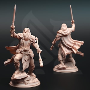 Puede incluir: Una figura en miniatura detallada de un guerrero con una larga barba, que lleva una capa fluida y sostiene una espada y un bastón. La figura está pintada en un color marrón claro y está de pie sobre una base rocosa.