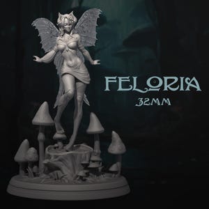 Puede incluir: Una figura miniatura gris de 32 mm de una hada con alas, de pie sobre un tocón de árbol rodeado de setas. El hada tiene el pelo largo, un vestido fluido y detalles intrincados. El texto "FELORIA 32MM" es visible en el fondo.