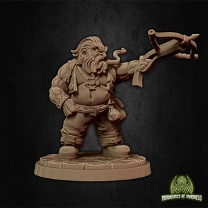 Könnte beinhalten: Eine Miniaturfigur eines Zwergs mit Bart und Armbrust, der eine Lederweste und eine Hose trägt. Der Zwerg hält die Armbrust in seiner rechten Hand und hat eine Pfeife im Mund.