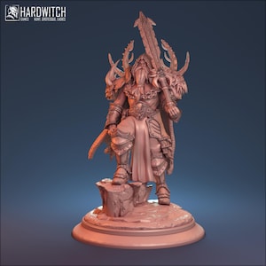 Puede incluir: Una figura en miniatura detallada y sin pintar de un guerrero con una larga barba, que lleva armadura y sostiene una gran espada. La figura está de pie sobre una base rocosa.