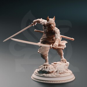 Puede incluir: Una figura detallada de una criatura parecida a un lobo en una pose de guerrero, sosteniendo dos espadas. La figura está pintada en un color marrón claro y está de pie sobre una base rocosa.