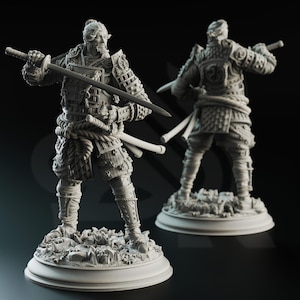 Puede incluir: Una detallada figura gris de un guerrero samurái con armadura completa, sosteniendo una katana. La figura está posada dinámicamente, con intrincados detalles en la armadura y las armas. Una segunda figura es visible en el fondo, también con atuendo samurái.